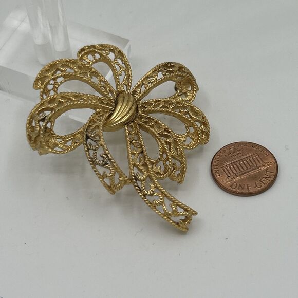Vintage Trifari ribbon brooch pin vtg 1960s filigree ribbon pin Crown Trifari - Picture 5 of 5